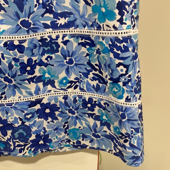 SALE‼️ NWT St John’s Bay Blue Daisy Floral skirt 
Size 8 - Picture 2 of 8